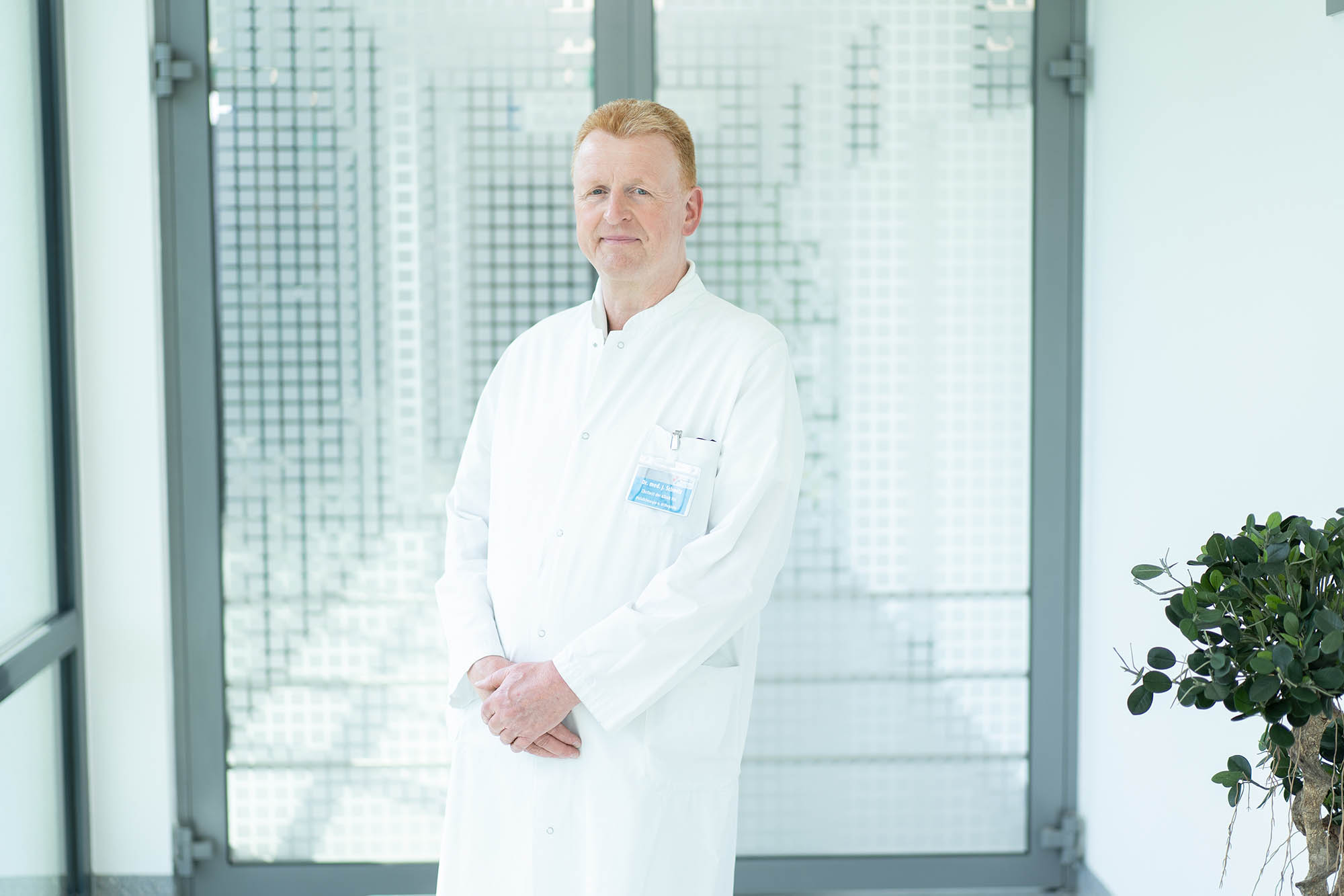 Portrait von Dr. Jürgen Schmitz, Chefarzt der Klinik für Unfallchirurgie und Orthopädie