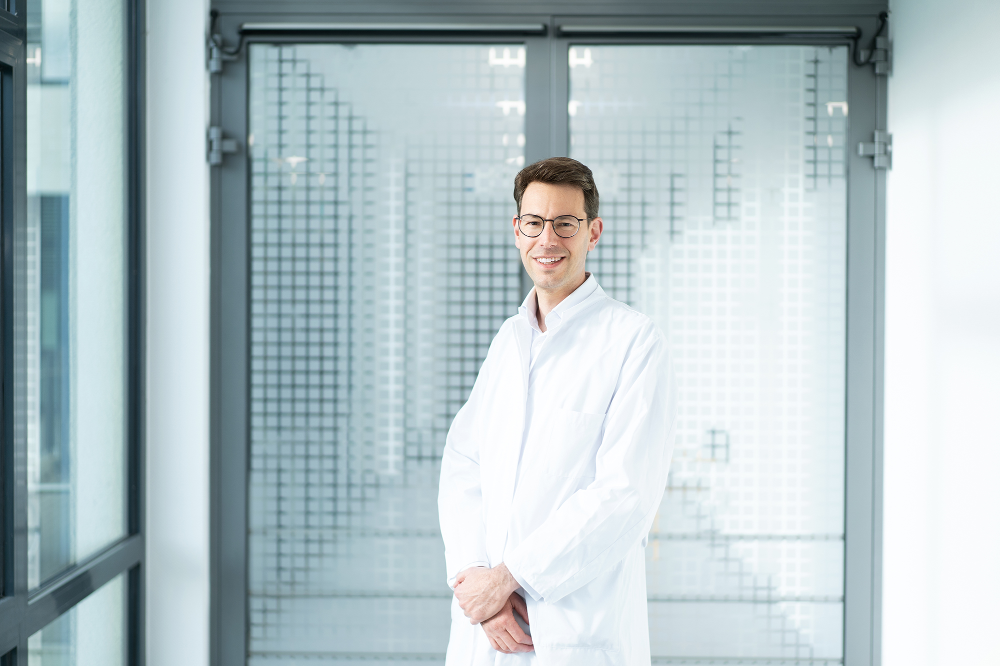 Portrait von Dr. Philipp Weber, Chefarzt der Klinik für Orthopädie, Unfallchirurgie und Sportmedizin