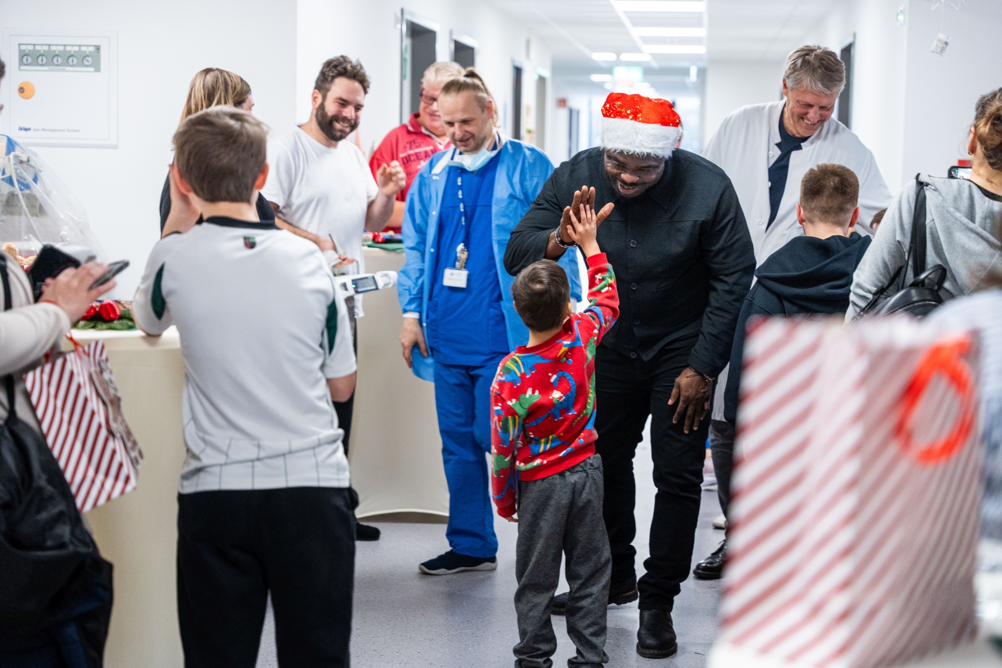 Gerald Asamoah besucht Patientinnen und Patienten der Kinderkardiologie