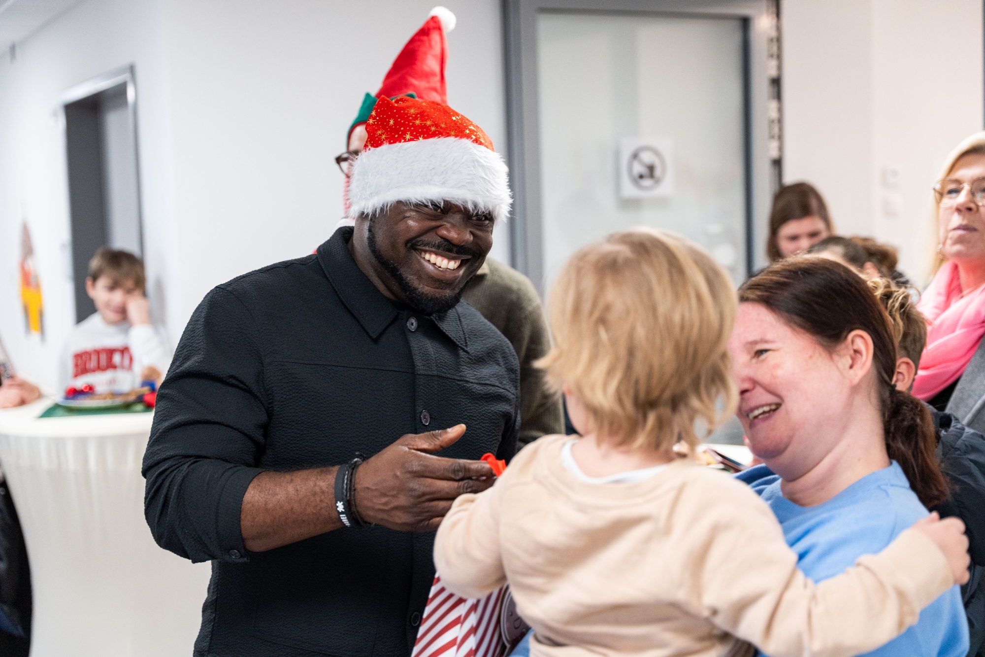 Weihnachtlicher Besuch von Gerald Asamoh bei der Kindekardiologie